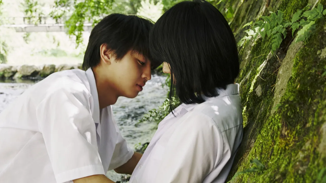 【写真】儚くて美しいキス直前の2人「スメルズ ライク グリーン スピリット」