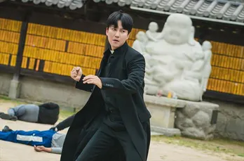 キム・ナムギルの蹴り技アクションに「脚長すぎ」「1話から痺れた！」ヒット作の続編スタートにファン沸騰＜熱血司祭2＞