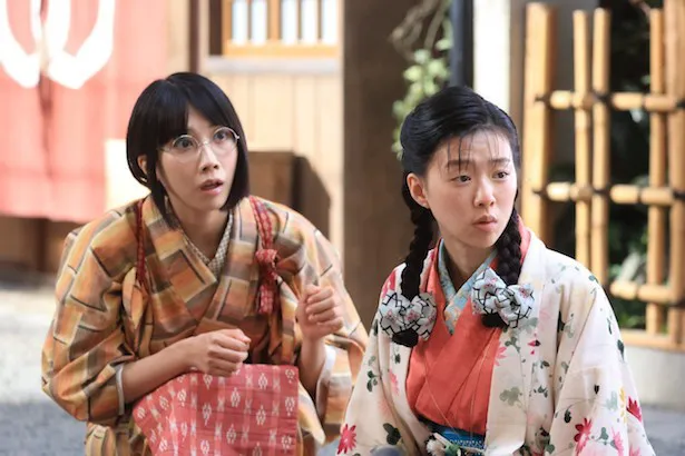 【写真】ひったくり犯を捜索する鹿乃子(松本穂香)と千代(片山友希)