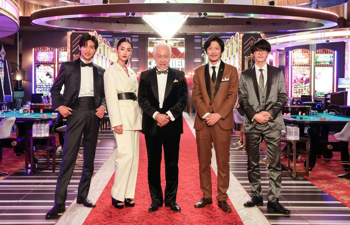 【写真】目黒蓮＆佐野勇斗と劇場版キャストの石橋凌、シシド・カフカ、田辺誠一がカジノでキメポーズ