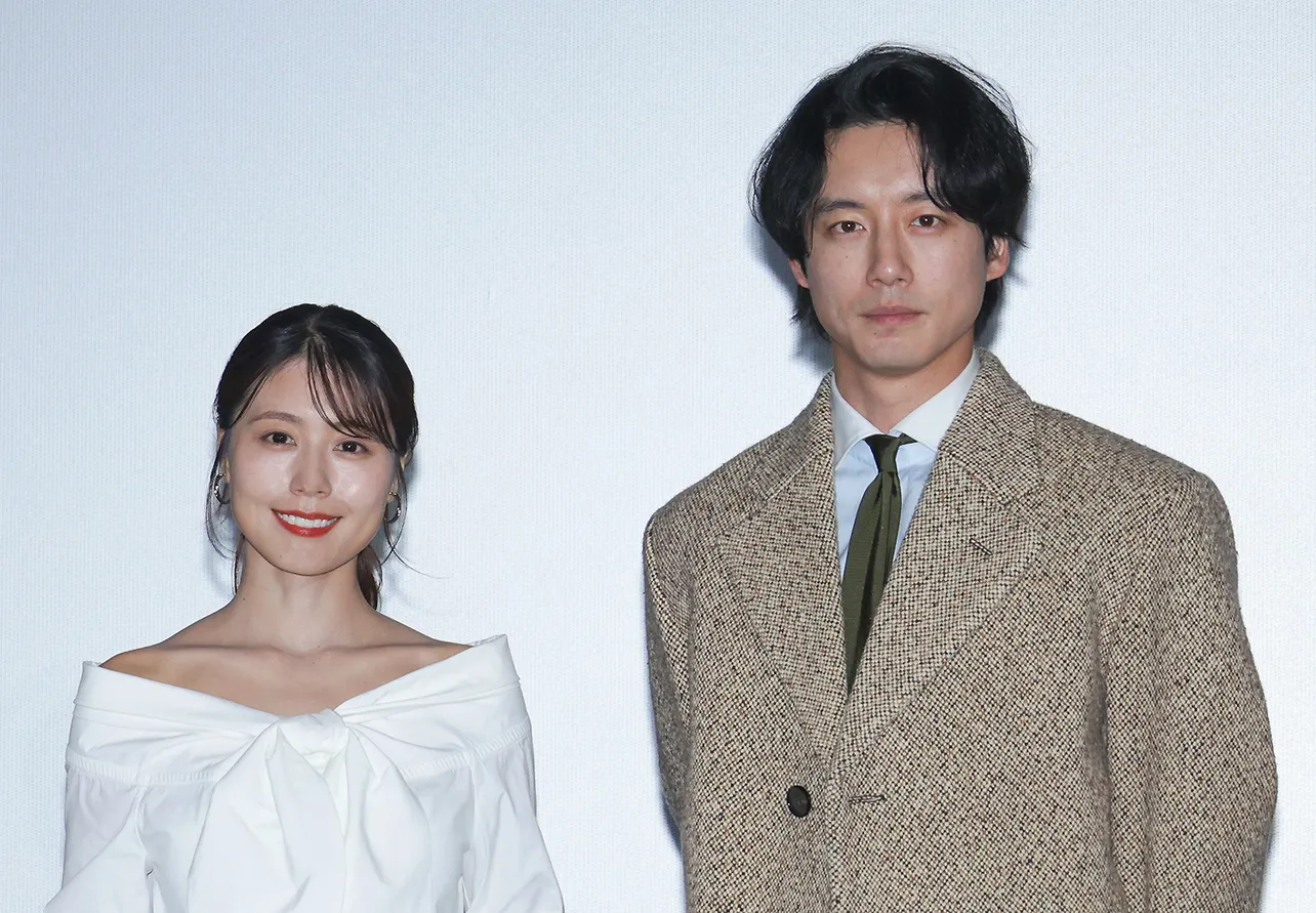 有村架純、坂口健太郎(写真左から)