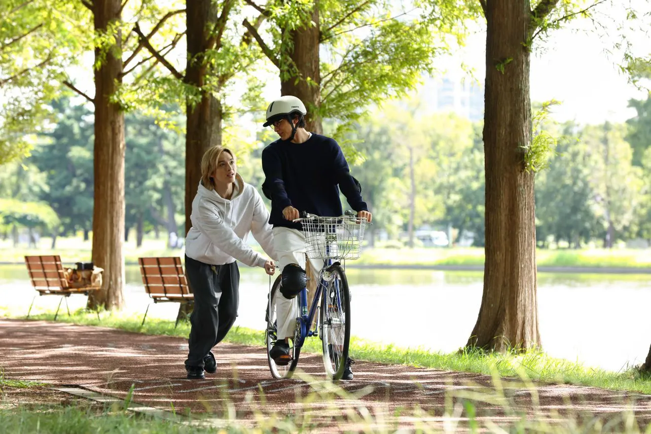 【写真】海里(玉森裕太)が大葉(小関裕太)の自転車練習に付き合うシーンも