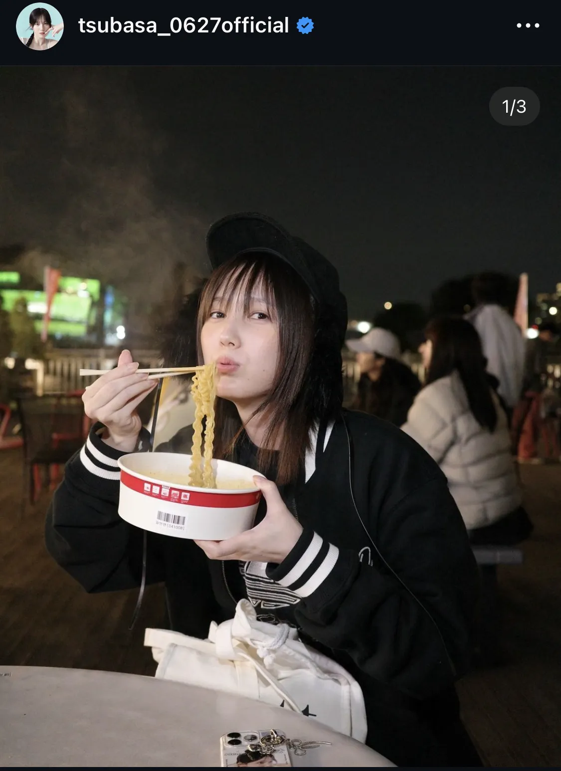 【写真】本田翼が韓国のラーメンを秋の夜長に外でずるずる