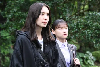 飯豊まりえ“朱梨”と影山優佳“滝沢”が、美容学生2人の傷害事件を担当する<オクトー Season2>