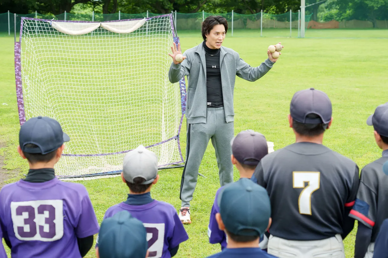 【写真】子供たちに野球を教える鈴木伸之“大翔”