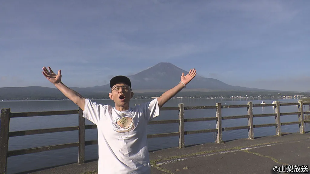 【写真】富士山をバックに的場浩司が大きく手を広げ雄たけび