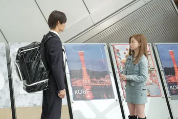 <明日のおむすび>橋本環奈“結”、幼い頃友人だった田畑志真“菜摘”を部屋に招き、佐野勇斗“翔也”の写真を見せる