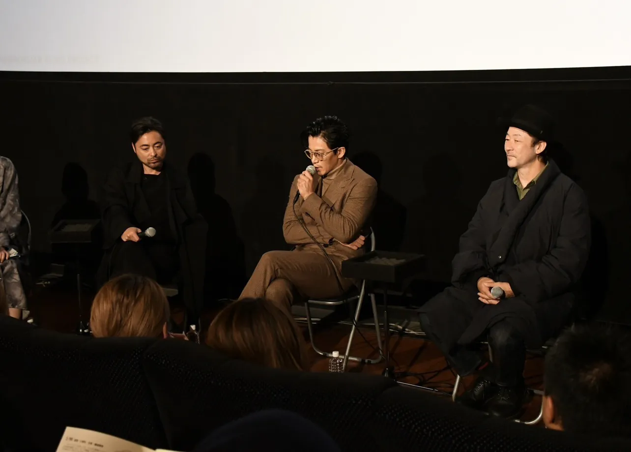 秋田拠点センターALVEで行われた「MIRRORLIAR FILMS AKITA文化祭」に阿部進之介、山田孝之、小栗旬、浅野忠信らが登壇