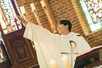 キム・ナムギル、元“ミス・コリア美女”との絆にじむ演技で魅了…サイダーアクションとのギャップに「このメンバー最高！」＜熱血司祭2＞