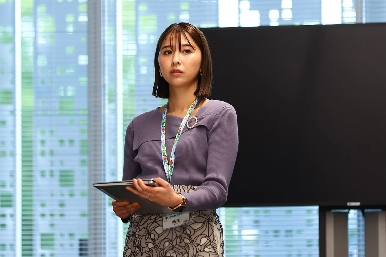 【写真】ふとした瞬間の表情にゾクッ…一点を見つめる玉井詩織“撫”