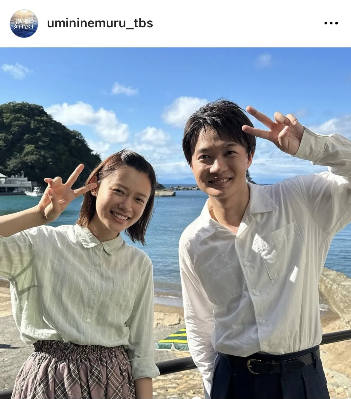 【写真】神木隆之介＆杉咲花、海をバックに笑顔満開ピースした自然体ショット