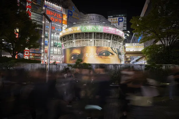 桐谷健太の巨大なビジュアルが出現「インフォーマ-闇を生きる獣たち-」東京・新宿、渋谷、大阪・梅田などに屋外広告掲出