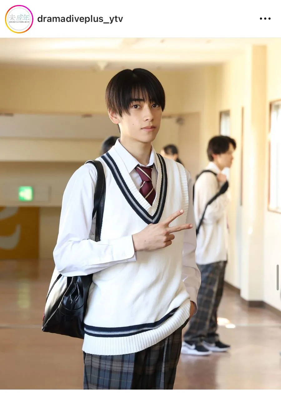 画像・写真 上村謙信が本島純政にバックハグ…制服姿の接近ショットに