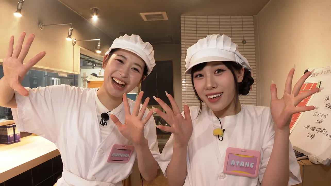 ラーメン店で職業体験するMOMONA、AYANE(写真左から)