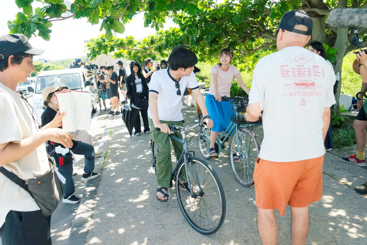 【写真】赤楚衛二＆上白石萌歌が沖縄で自転車を漕ぐメイキングショット＜366日＞