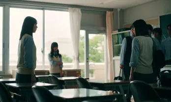 不倫がバレた莉子“蒼”が孤立状態に…さらに秋田汐梨“琴音”を突き飛ばし、学校で問題になる<3年C組は不倫してます。>