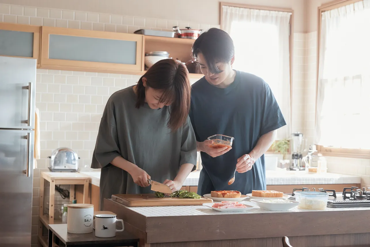 【写真】幸せそうにキッチンに立つ菊池風磨“黒澤”と久間田琳加“葵”