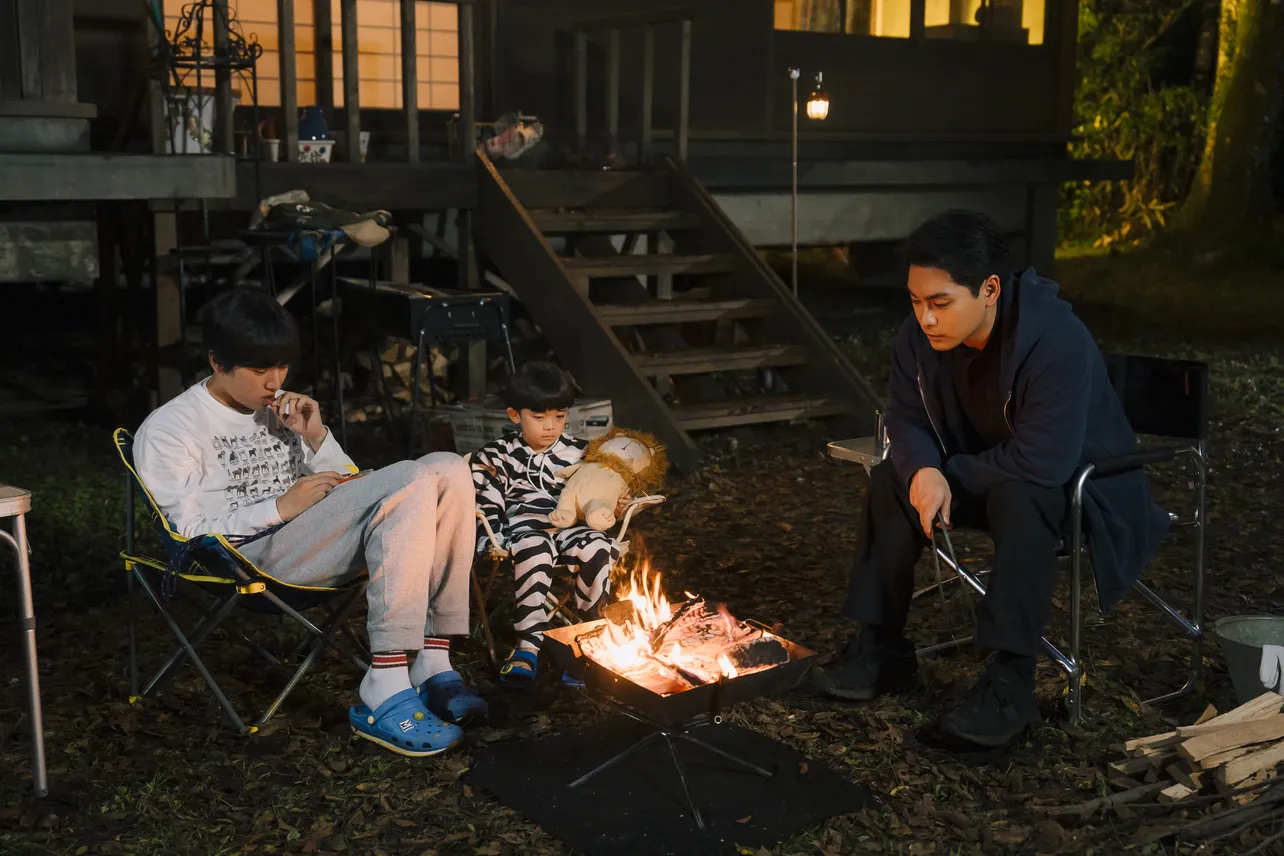 【写真】別荘でたき火を楽しむ洸人(柳楽優弥)、美路人(坂東龍汰)、ライオン(佐藤大空)