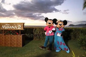 ミッキー＆ミニーがアロハスタイルでお祝い！「モアナと伝説の海２」ハワイでワールドプレミア開催