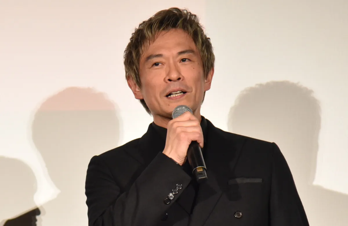 映画「アングリースクワッド 公務員と7人の詐欺師」の初日舞台あいさつに登壇した内野聖陽