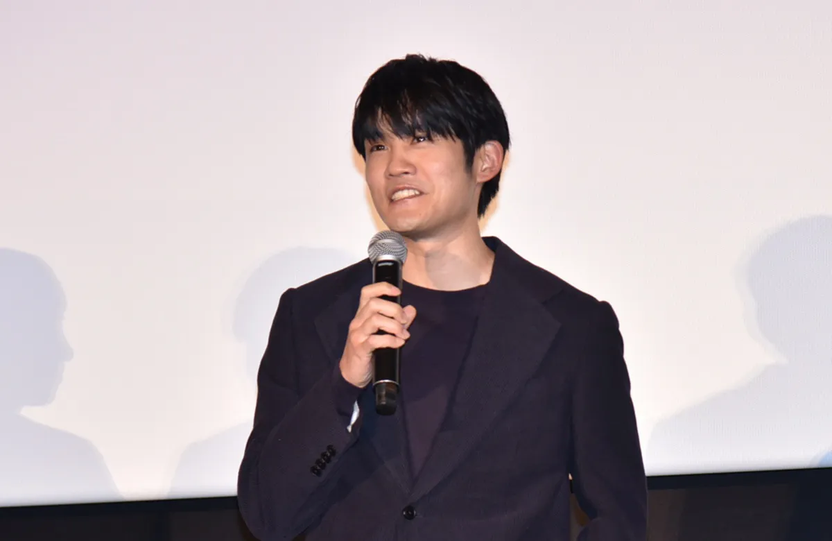 映画「アングリースクワッド 公務員と7人の詐欺師」の初日舞台あいさつに登壇した上川周作