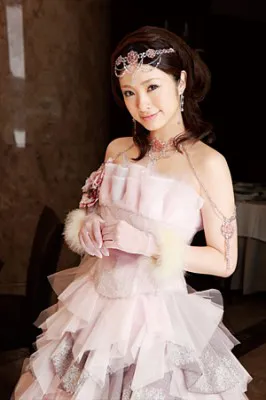 新作ドレス発表会で上戸彩が「結婚のタイミング逃した…」 | WEBザ
