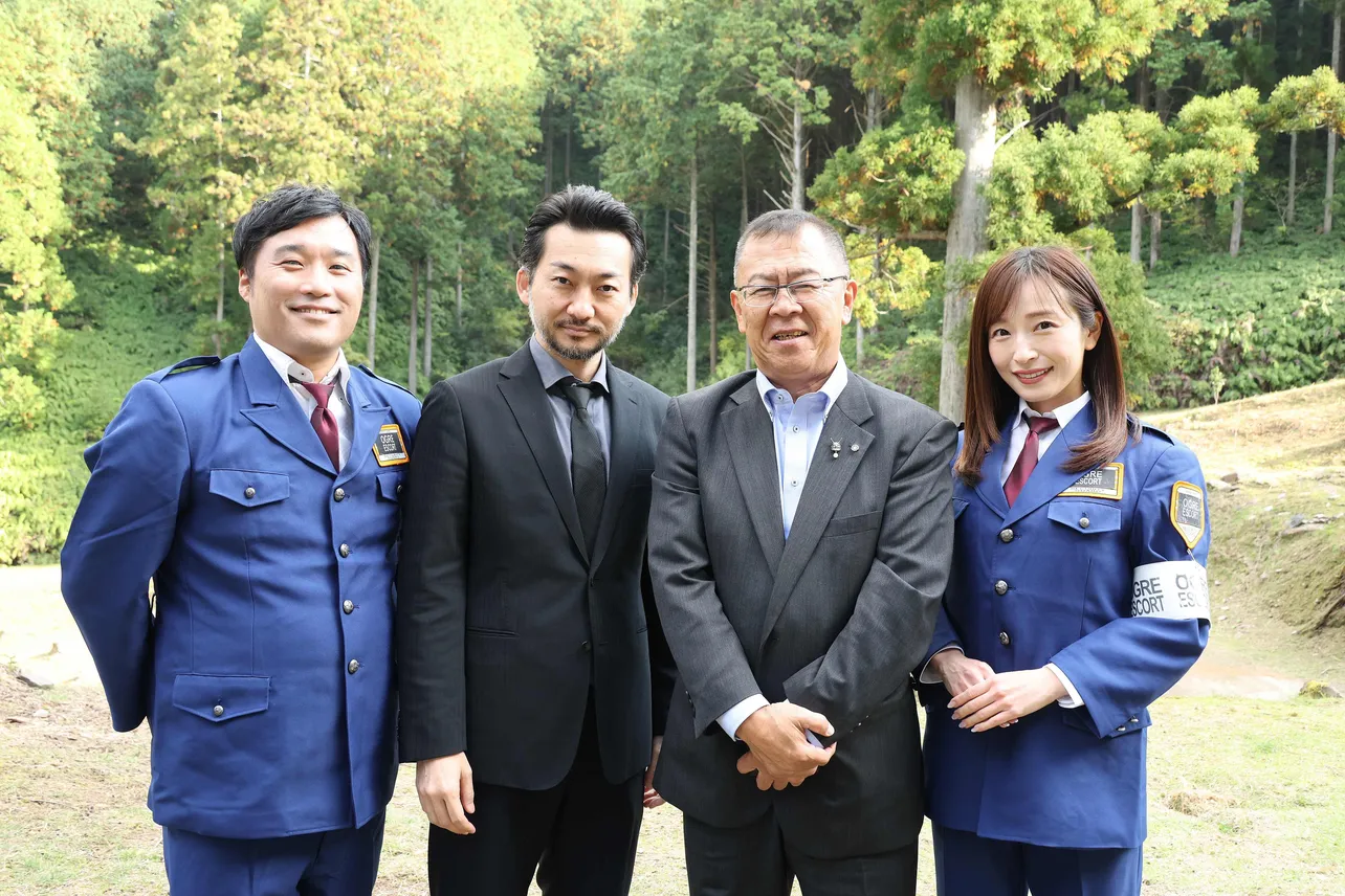 加賀成一、波岡一喜、兵頭誠亀町長、市野瀬瞳(写真左から)