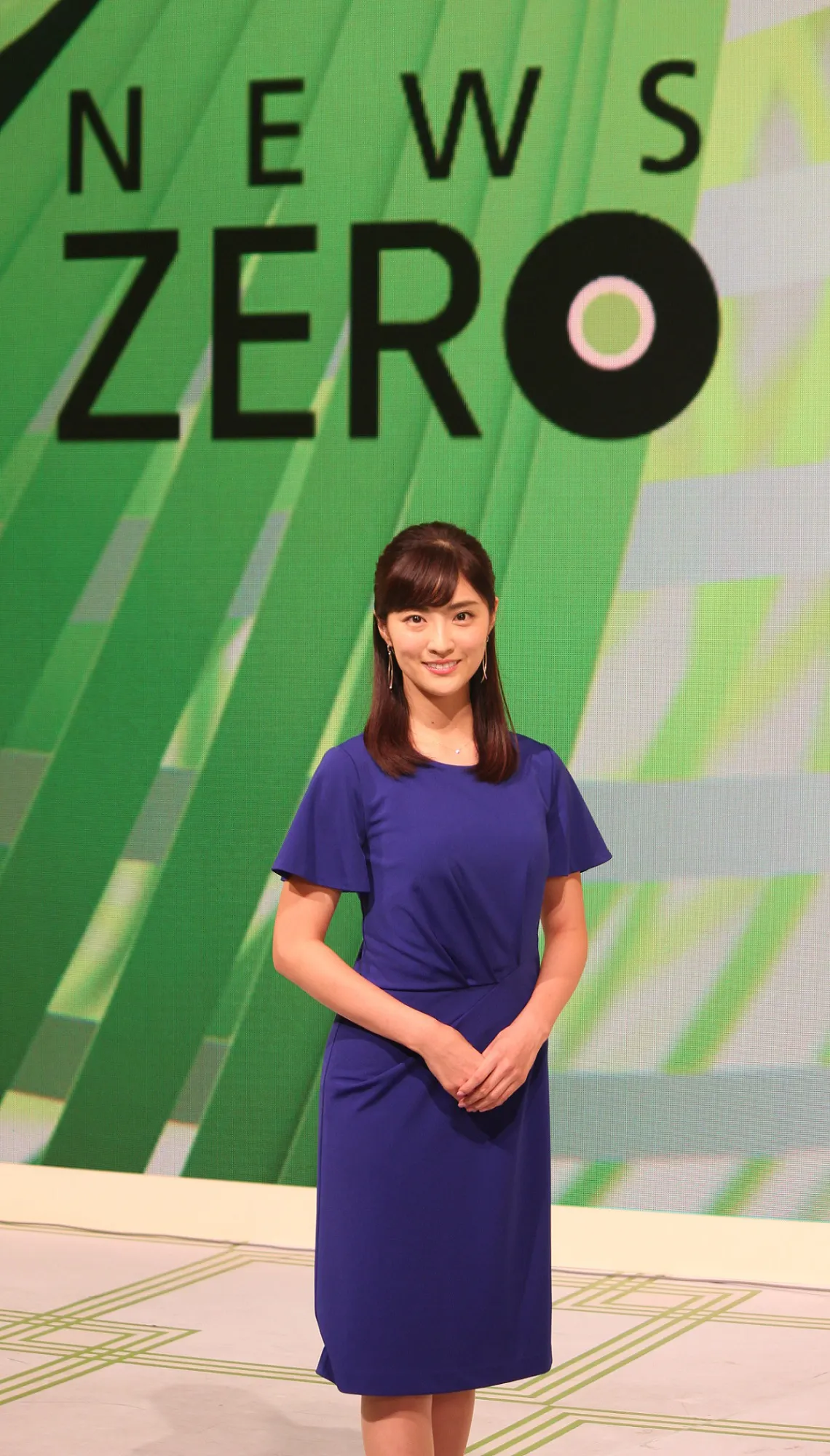 「NEWS ZERO」ロゴの前で笑顔を見せる岩本乃蒼アナ