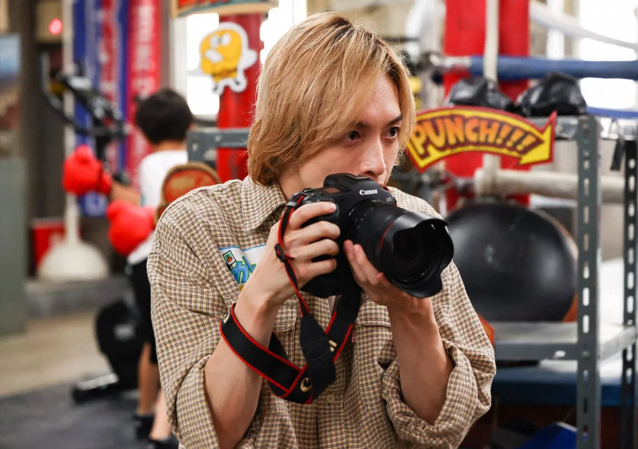 【写真】カメラの仕事が順調な海里(玉森裕太)