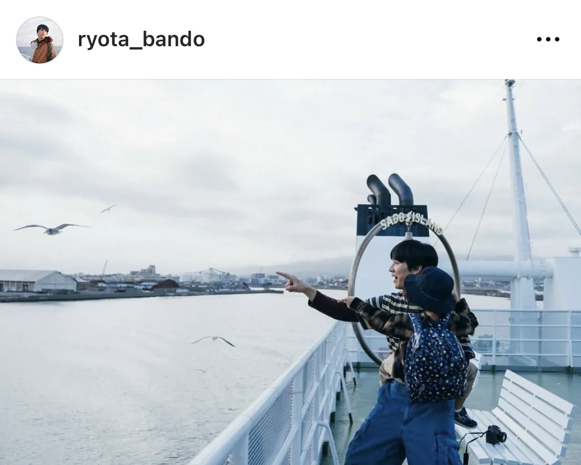 【写真】坂東龍汰、佐藤大空を抱っこしながら船で大はしゃぎする仲良しショット