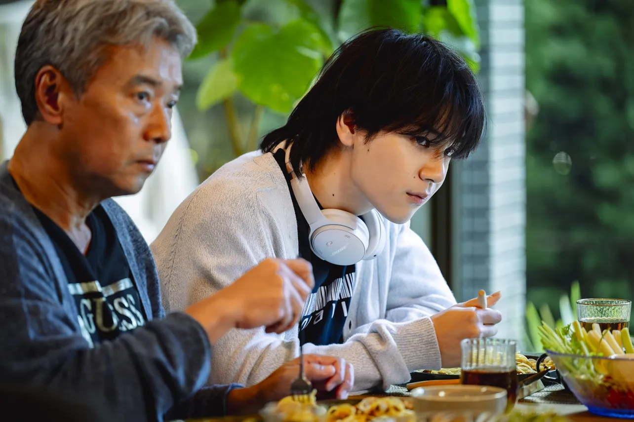 【写真】“気だるさ”全開…暗い表情で食事をする豆原一成“星也”