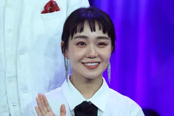 奈緒＆玉井詩織＆小関裕太の笑顔溢れる撮影オフショットに「素敵な笑顔」「かわいい」の声＜あのクズを殴ってやりたいんだ＞