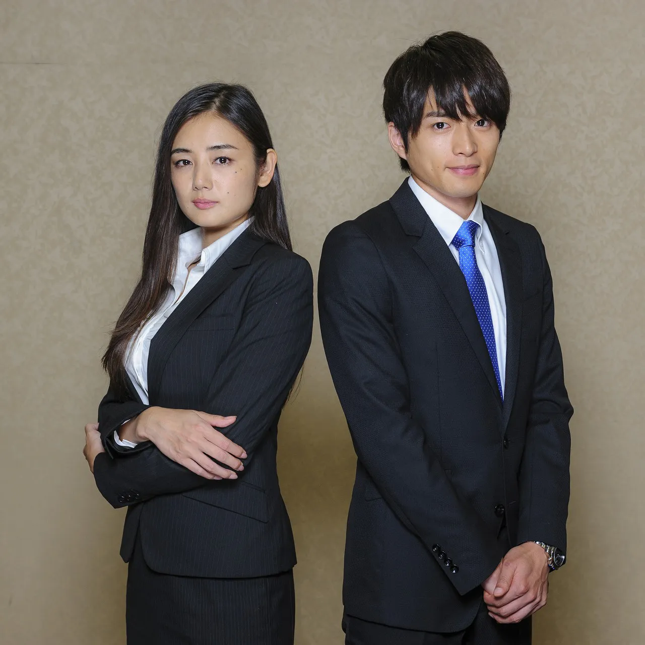 「オトナ高校　エピソード0」で主演を務める白洲迅(右)と、セクシー官僚役の片山萌美(左)