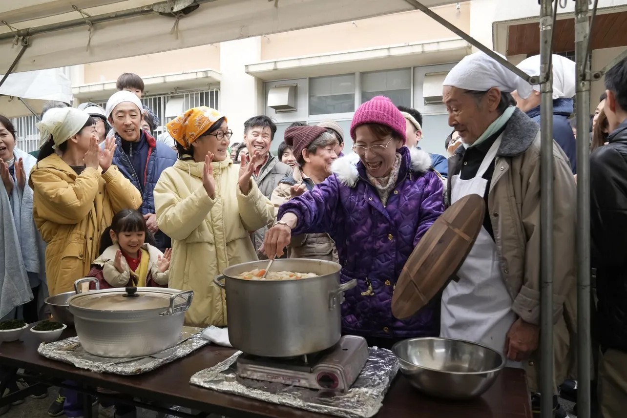 【写真】避難所での炊き出し成功に拍手する結(磯村アメリ)たち