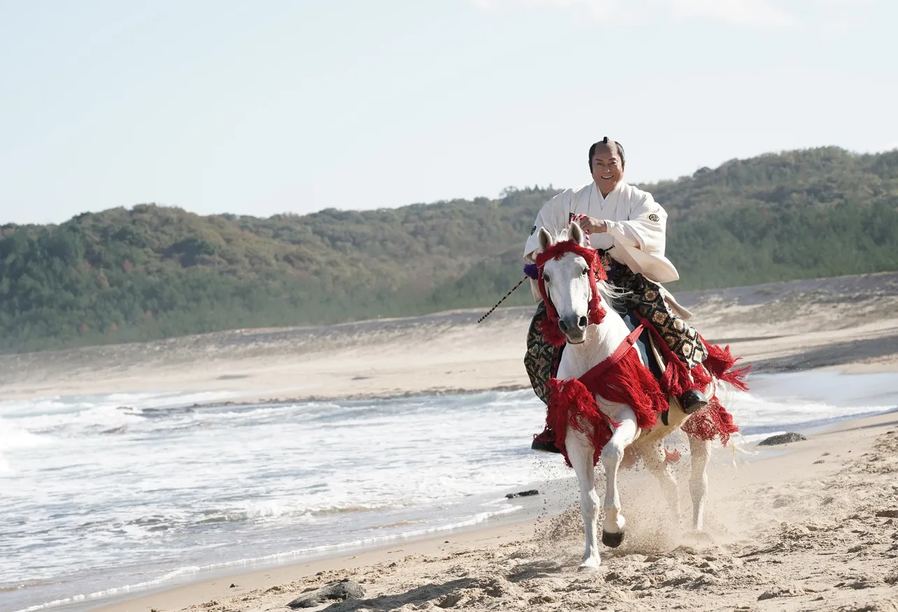 【写真】白馬にまたがり颯爽と駆ける松平健“吉宗”