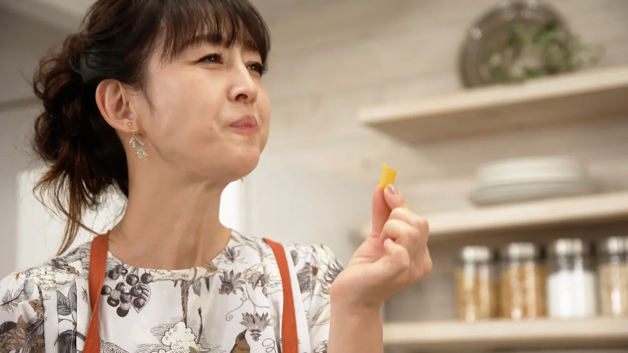 【写真】相田翔子、大好きなからすみをつまみ食いするお茶目なシーン