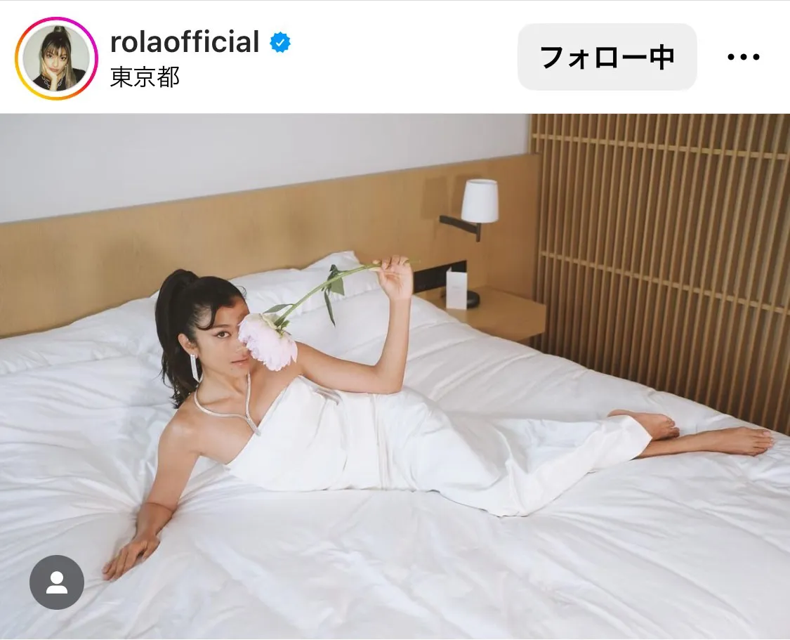 スラリと伸びる長い四肢…ローラ、前胸部をざっくり露出したバンドゥドレス姿