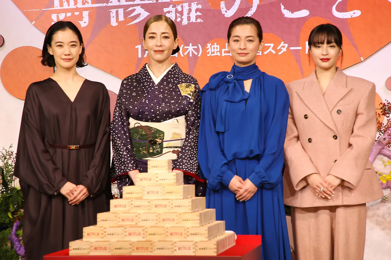 蒼井優、宮沢りえ、尾野真千子、広瀬すず(写真左から)の“四姉妹”がNetflixシリーズ「阿修羅のごとく」完成報告会に登壇