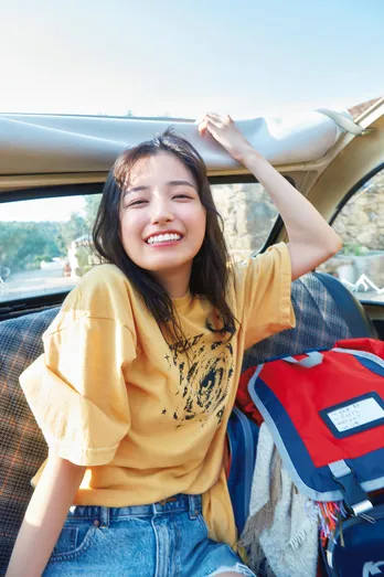 乃木坂46・五百城茉央、1stソロ写真集から先行カット公開　自然な笑顔に「5歳のときの私の笑顔だっ!!」