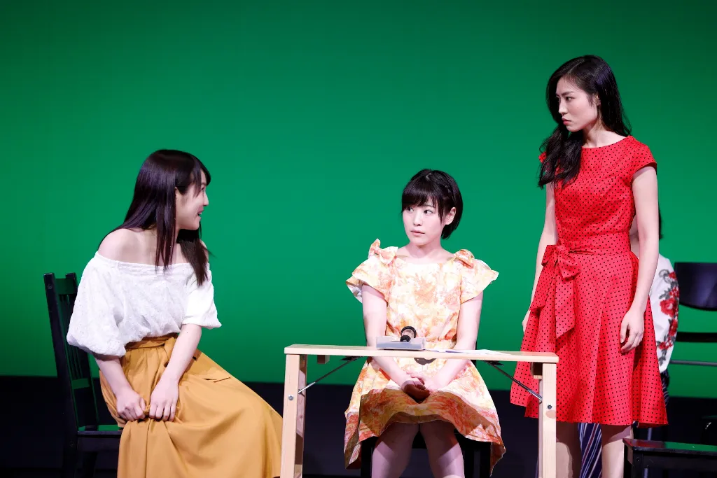 グループCの集団演技(左より新宿靖菜、王崎まりな、小田切正代)