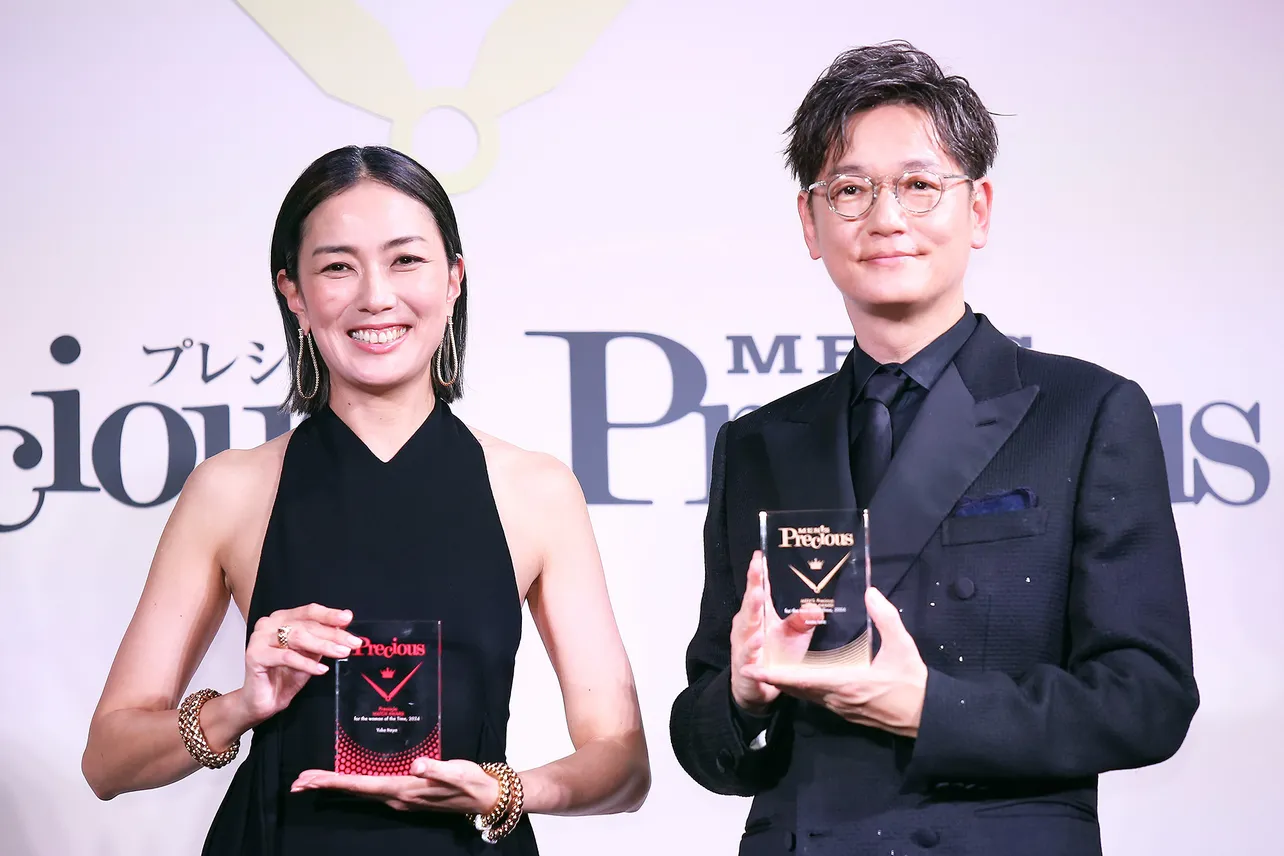 板谷由夏(写真左)と井浦新が「Precious WATCH AWARD」発表・贈賞式に登壇