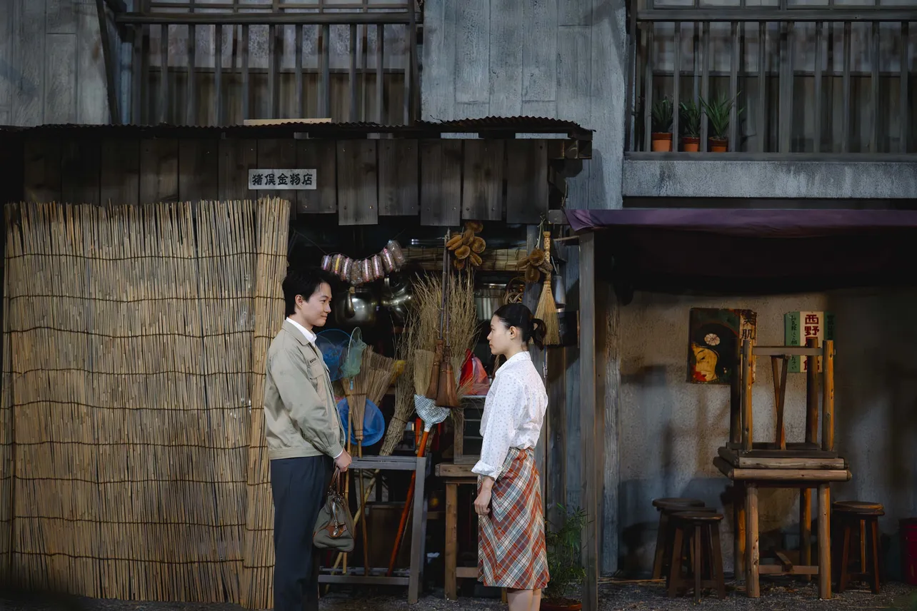 【写真】意味ありげに向かい合う神木隆之介“鉄平”と杉咲花“朝子”