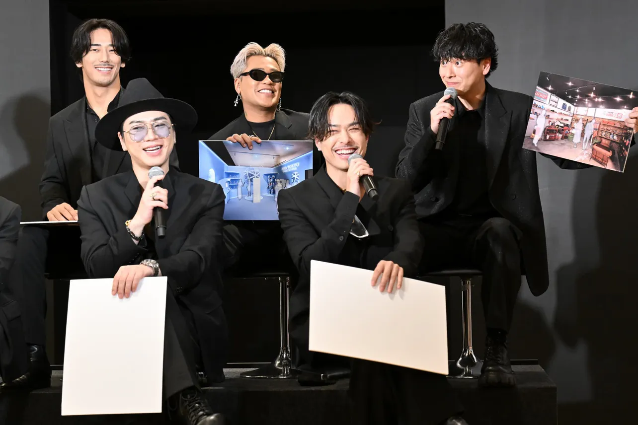 【写真】山下健二郎のトークに素敵な笑顔を見せるOMI＆今市隆二＆ELLY＆小林直己