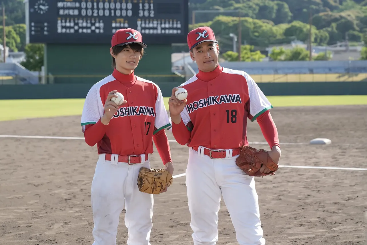 【写真】ユニフォーム姿でポーズを取る翔也(佐野勇斗)と龍志(関口メンディー)