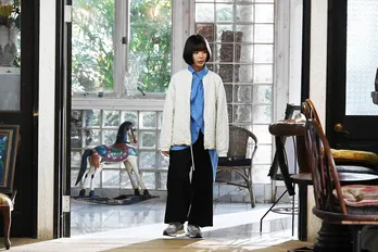 趣里“亮子”、古田新太“粒来”と闇バイト組織の接点を探しに「呪いの絵」が展示される美術館へ<モンスター>