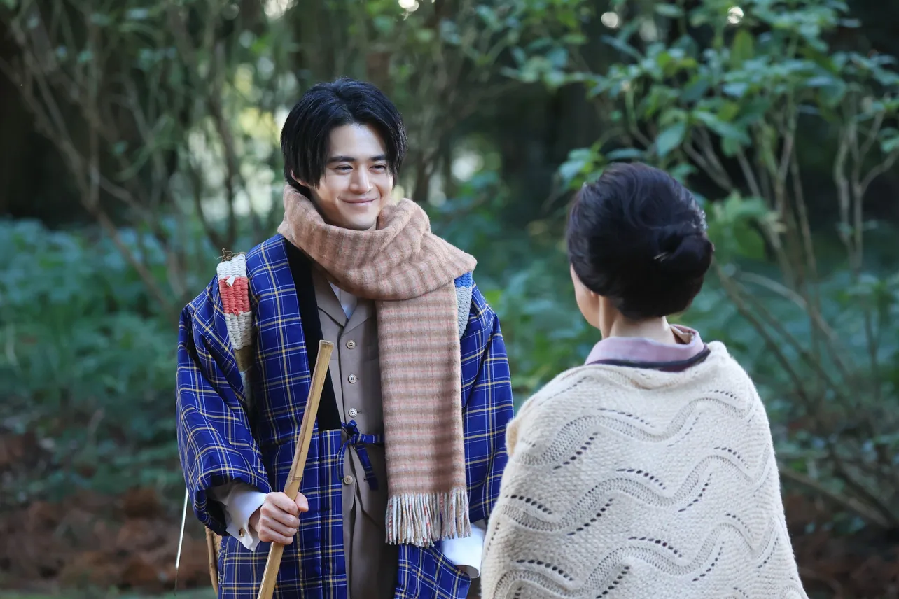 【写真】フミ(若村麻由美)と出会い笑顔を見せる左右馬(鈴鹿央士)