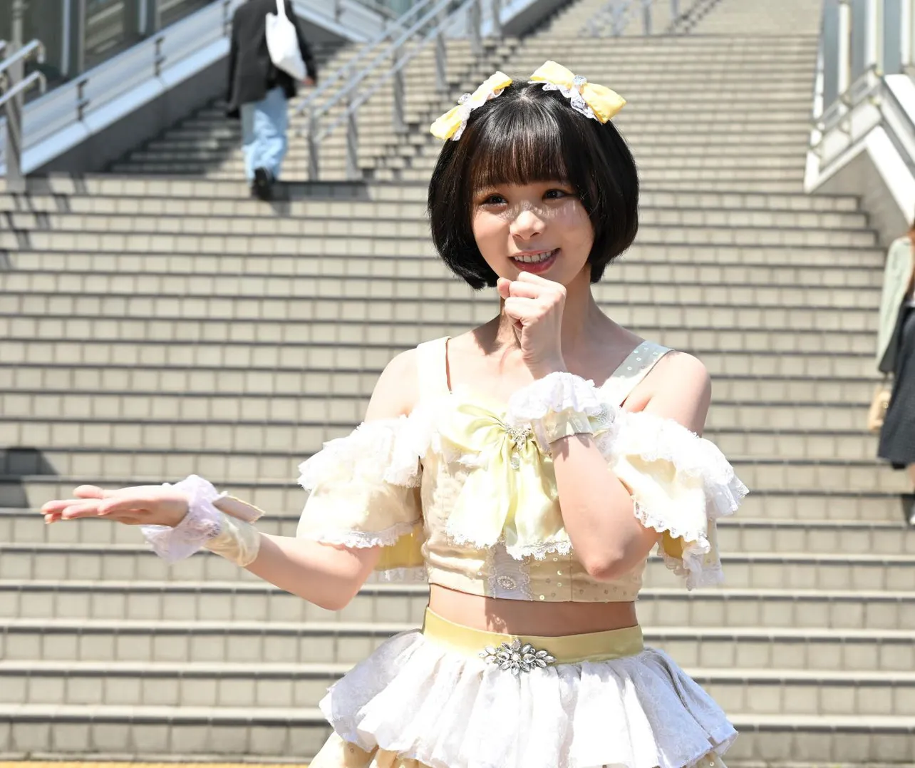 【写真】フリフリの衣装を着てアイドル姿になった亮子(趣里)