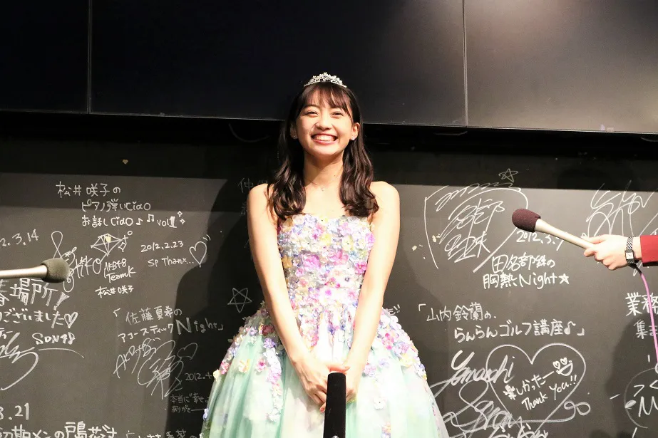 AKB48・木崎ゆりあが卒業公演後、囲み取材に登場