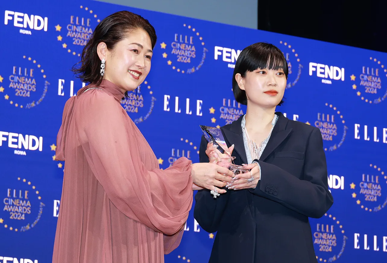 「エル　ベストディレクター賞」山中瑶子監督と坂井佳奈子氏