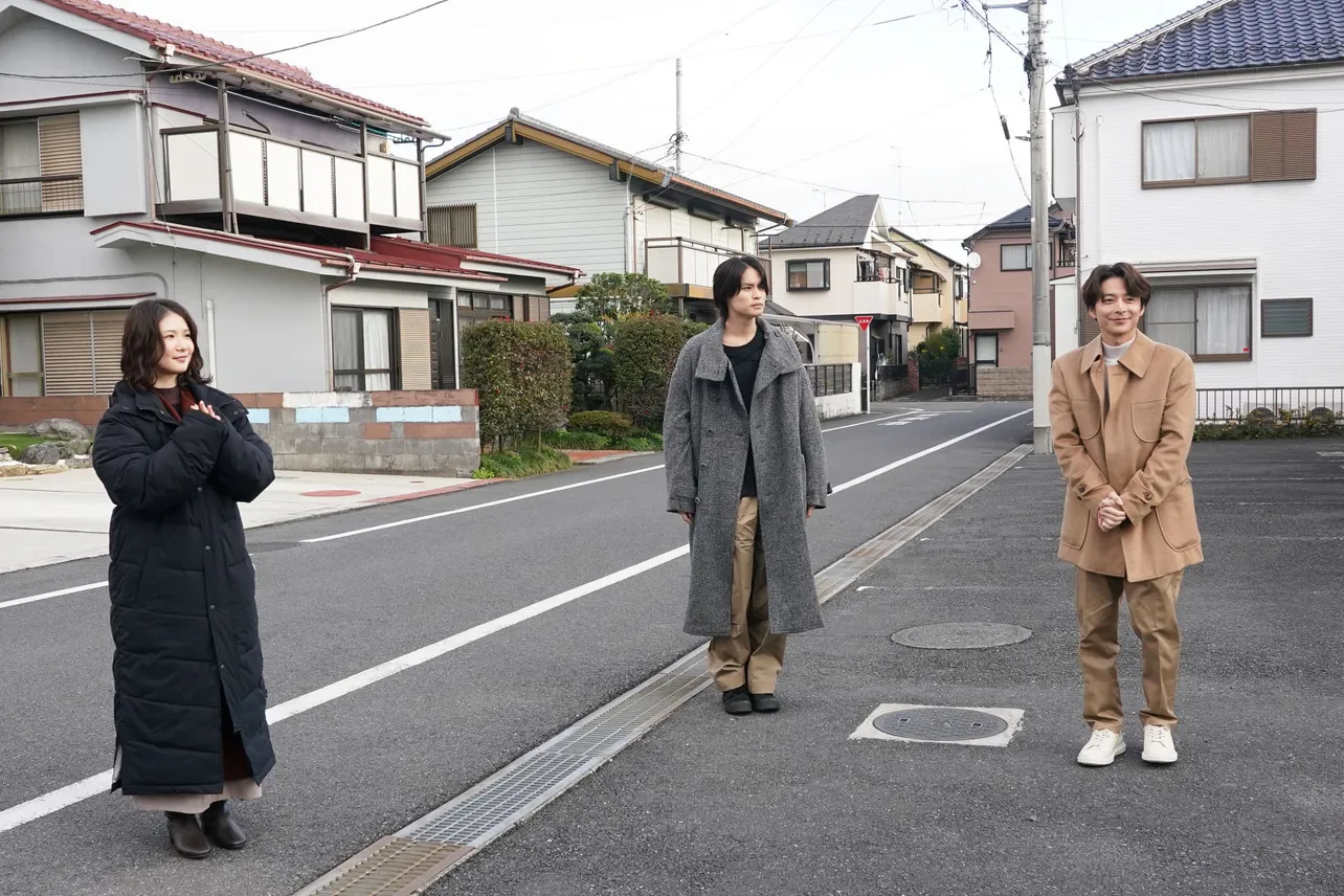 【写真】寒空の下、監督との入念な打合せが行われる